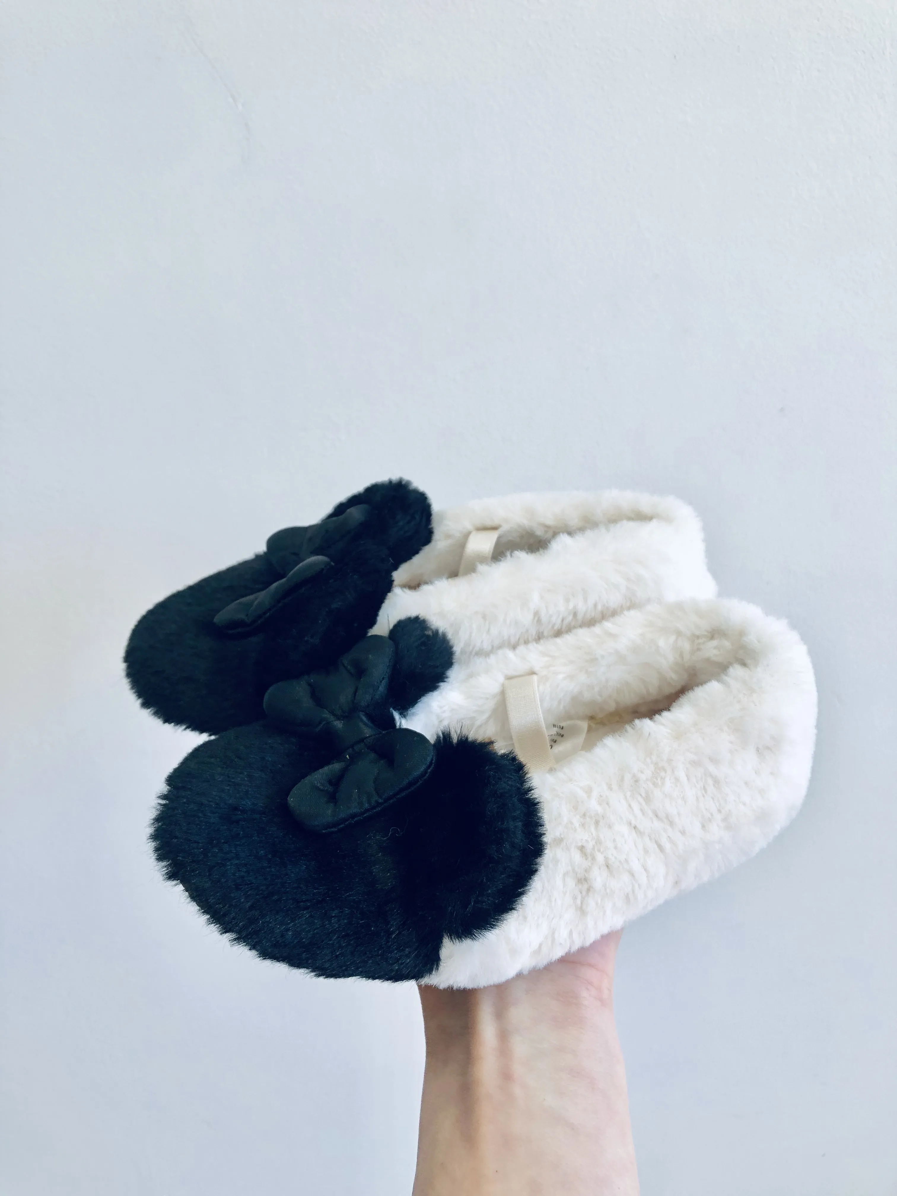 Minnie Mouse Slippers // 11-12 Kid